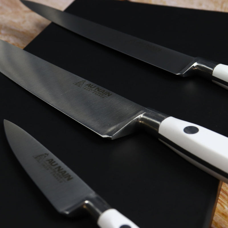 French Knife Set Au Nain Zoomed on its Black Box Topshot